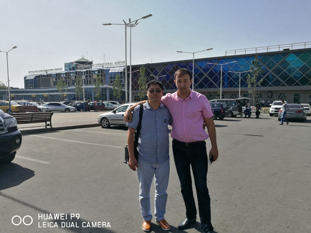 Gefeliciteerd met Tony, een aangename zakenreis voor Tajikistan